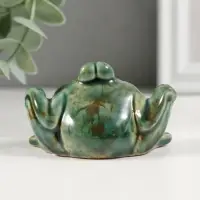 Сувенир керамика "Зелёная лягушка с лапками на коленях" 4,7х7,2х4,5 см