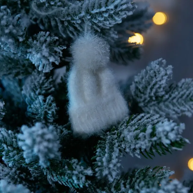 Подвеска на елку &laquo;Вьюшка&raquo;, шапочка, белая