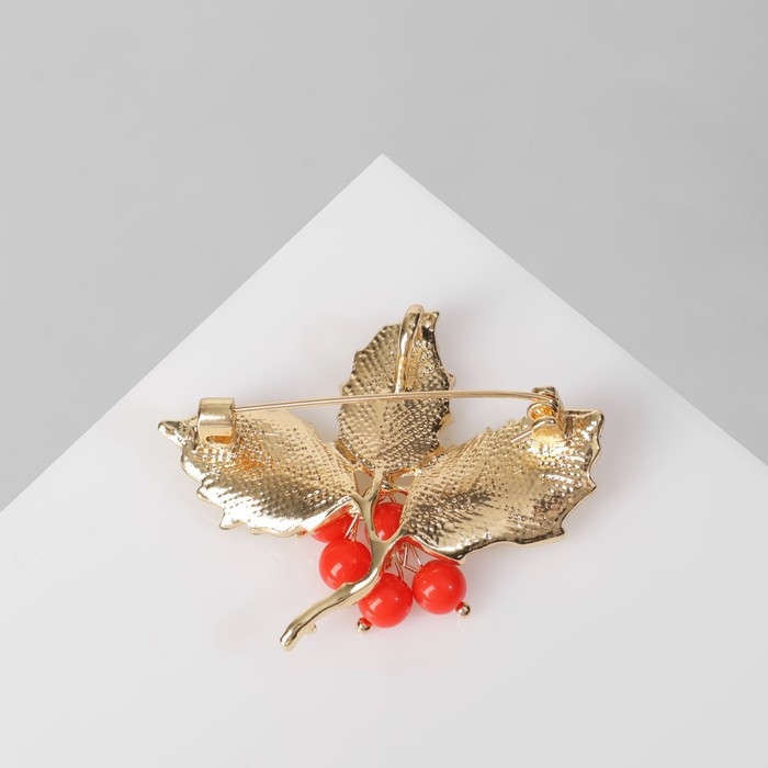 Брошь &laquo;Ягоды&raquo; костяника, цвет красно-зелёный в золоте