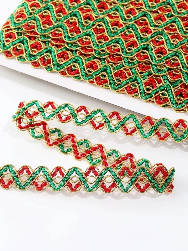 Тесьма Змейка красно-зелено-золотая 1.5 см намотка 25 метров