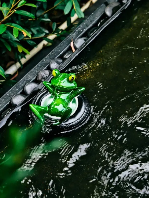 Садовая фигура 14 х 13 х 9,5 см "Лягушка в шине" Водоплавающая