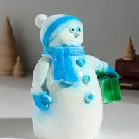 Фигура "Снеговик с подарком" 19 см, голубой