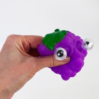 Мялка &laquo;Виноград&raquo;, выпучивает глаза