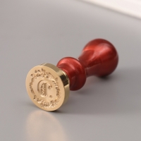 Печать для сургуча с пластиковой ручкой "Венок с буквой D" 2,5х2,5х6,3 см