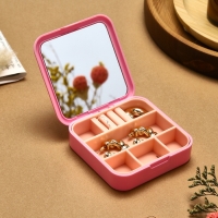 Органайзер для хранения украшений с зеркалом «Шкатулка портативная», 9*9*2,5см, цвет розовый Органайзер для хранения украшений с зеркалом «Шкатулка портативная», 9*9*2,5см, цвет розовый