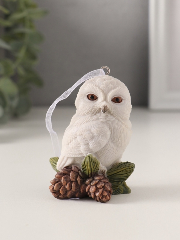 Сувенир полистоун подвеска "Белая сова с сосновыми шишками" 5,5х4х7,5 см