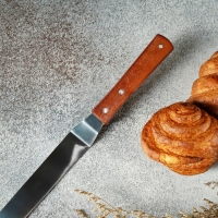 Кондитерская лопатка - палетка, изогнутая, 31,5 см, рабочая часть 19,5 см, цвет коричневый