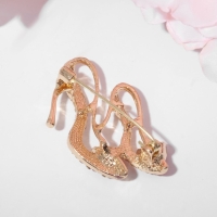 Брошь &laquo;Туфель пара&raquo;, цвет красно-белый в золоте