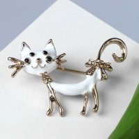 Брошь &laquo;Кошка&raquo; кокетливая с бантом, цвет белый в кофейном золоте
