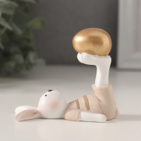 Сувенир полистоун "Белый зайчик в бежевом наряде, с золотым яичком" 8х4,5х7 см Сувенир полистоун "Белый зайчик в бежевом наряде, с золотым яичком" 8х4,5х7 см