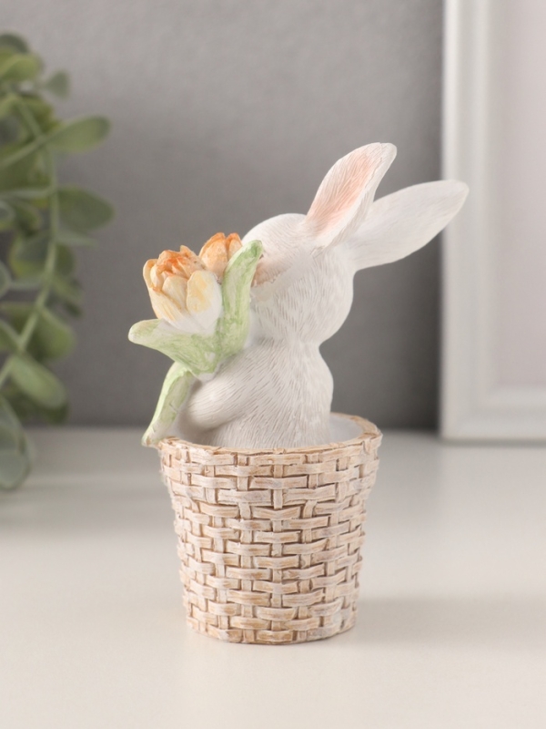 Сувенир полистоун "Белый кролик в плетённой корзине с тюльпанами" 8,5х5,5х11,5 см