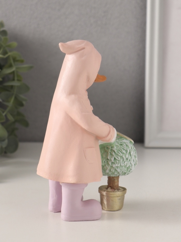 Сувенир полистоун "Утка в дождевике стрижёт цветок" 9х6,5х14,5 см