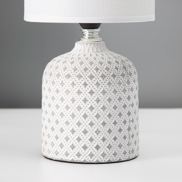 Настольная лампа с абажуром RISALUX &laquo;Рицио&raquo;, Е14, 40 Вт, белый, 13&times;13&times;27 см