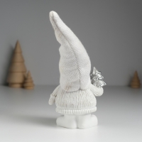 Сувенир полистоун "Дед Мороз в белом вязанном колпаке, с серебристой ёлочкой" 8,5х5х18 см Сувенир полистоун "Дед Мороз в белом вязанном колпаке, с серебристой ёлочкой" 8,5х5х18 см