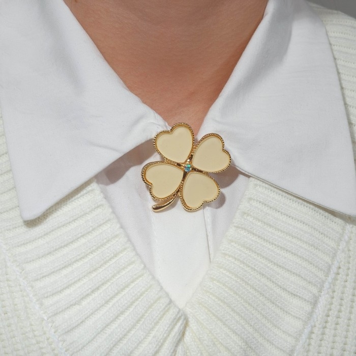 Брошь &laquo;Клевер&raquo; крупный, цвет бежевый в золоте