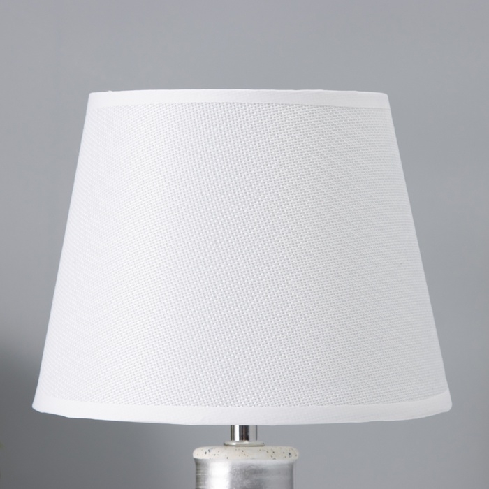 Настольная лампа с абажуром RISALUX «Овация», 1×Е14, 40 Вт, белый, 22×22×31 см Настольная лампа с абажуром RISALUX «Овация», 1×Е14, 40 Вт, белый, 22×22×31 см
