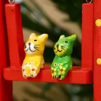 Сувенир "Зайки на качелях" дерево 10х3,5х15 см, цв. красный