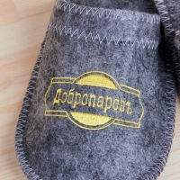 Тапочки для бани серые с золотой с вышивкой "ДОБРОПАРОВЪ" Тапочки для бани серые с золотой с вышивкой "ДОБРОПАРОВЪ"