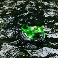 Садовая фигура 14 х 13 х 9,5 см "Лягушка на шине" Водоплавающая