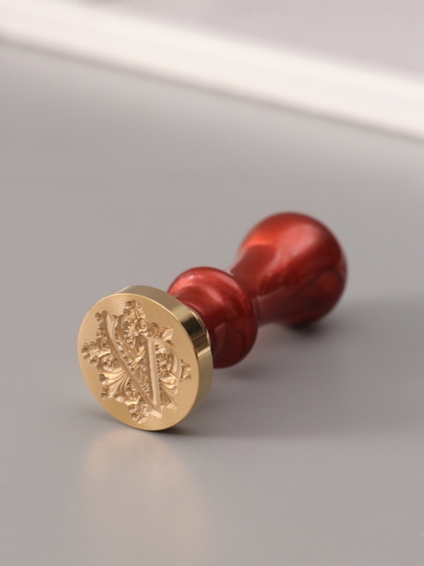 Печать для сургуча с пластиковой ручкой "Буква V на вензеле" 2,5х2,5х6,3 см