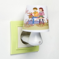 Ночник пластик датчик света "Качели" LED МИКС 5,8х7х10,5 см RISALUX