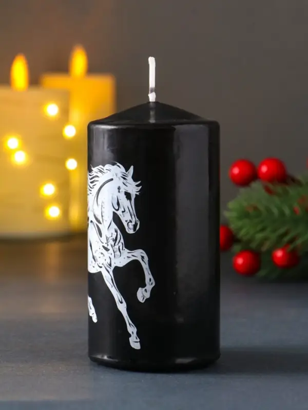 Свеча столб 50*100 мм с накаткой "Символ года" , Конь, черная