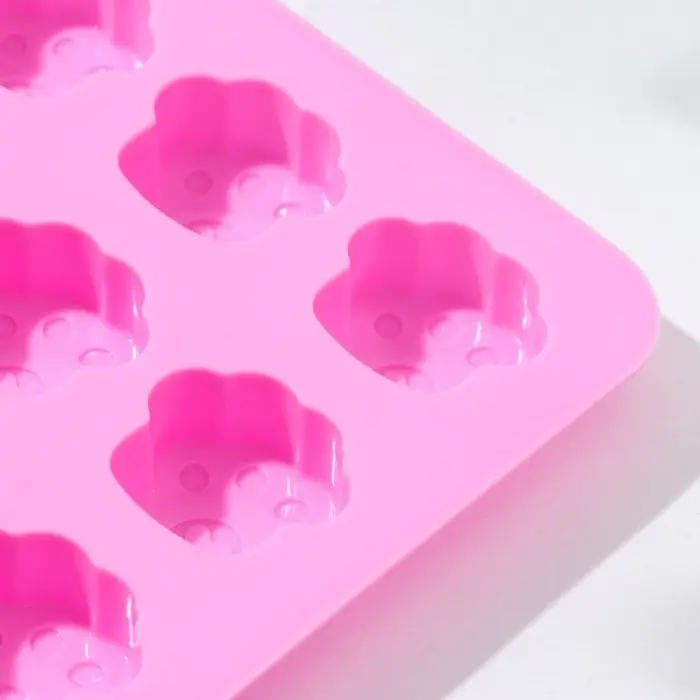 Форма для конфет и шоколада Доляна &laquo;Лапки&raquo;, силикон, 16&times;15,5 см, 16 ячеек (3&times;2,7&times;0,5 см), цвет МИКС