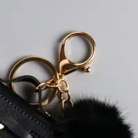 Брелок кожзам с карабином, с пушистиком "Сумочка" чёрный 5,8х2,4х5 см