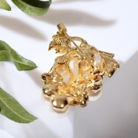 Брошь &laquo;Виноградная гроздь&raquo; с цветами, цвет радужный в золоте