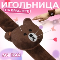 Игольница на браслете &laquo;Мишка&raquo;, 23 &times; 6,5 см, цвет тёмно-коричневый