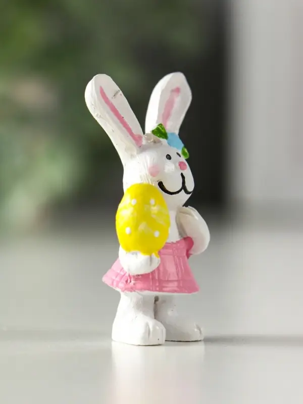 Сувенир полистоун "Белый зайка с яйцом/букетом" МИКС 2,2х3х4,2 см