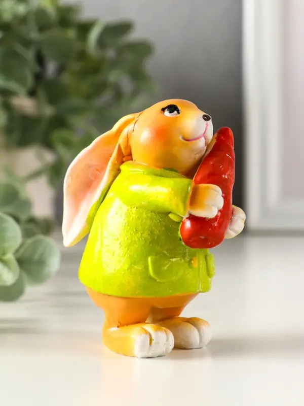 Сувенир полистоун "Зайчик с морковью, в зелёном пальто" 7х4,5х9 см