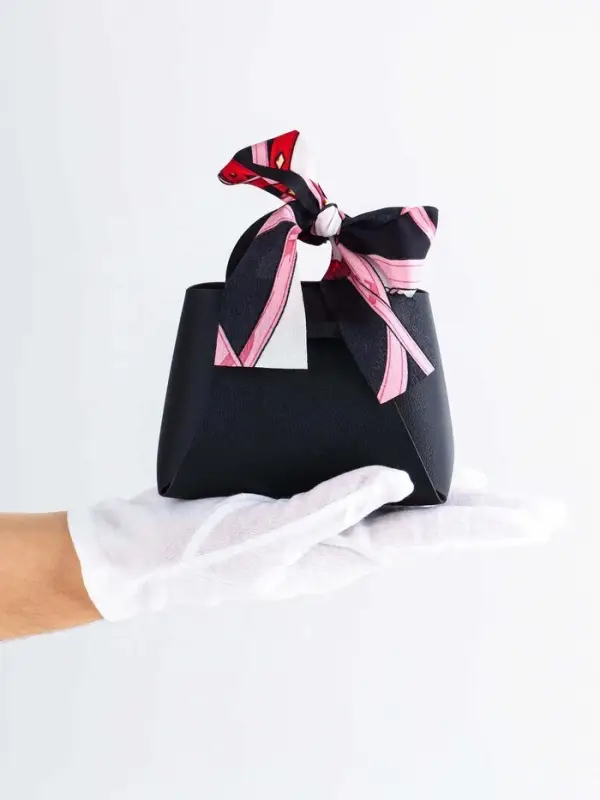 Кожанная подарочная сумочка 13 х12 х 5,5 см чарная