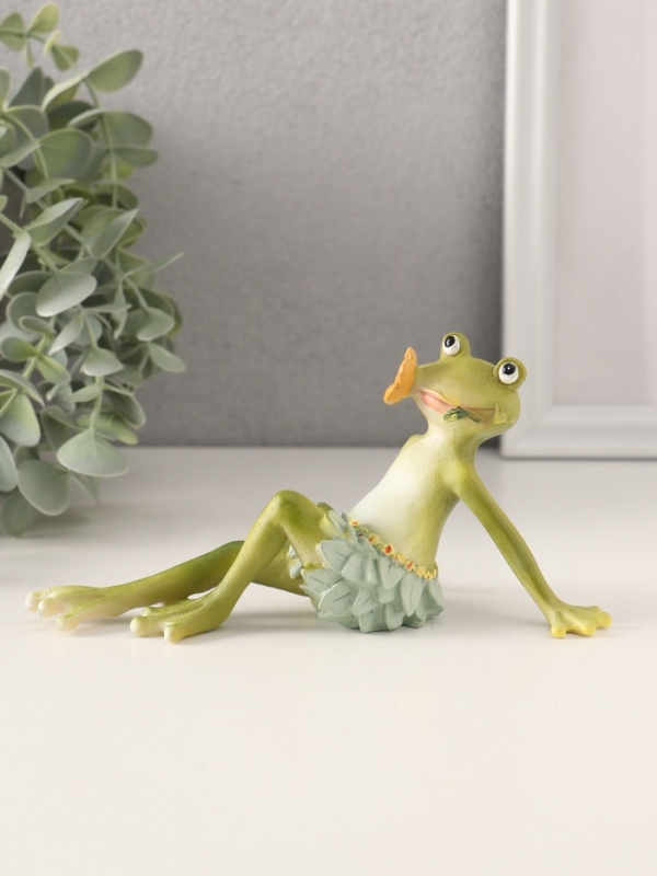 Сувенир полистоун "Лягушонок в набедренной повязке из листьев, с цветком во рту" 15х9,5х8 см   10583