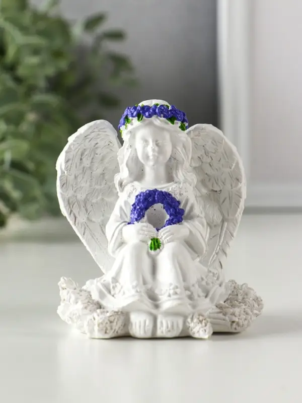 Сувенир полистоун "Девочка-ангел с венком из лаванды" белый с фиолетовым 8х6х8,5 см