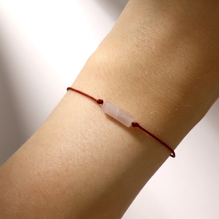 Браслет желаний &laquo;Кварц розовый&raquo; TUBE на бордовой нити, длина регулируется