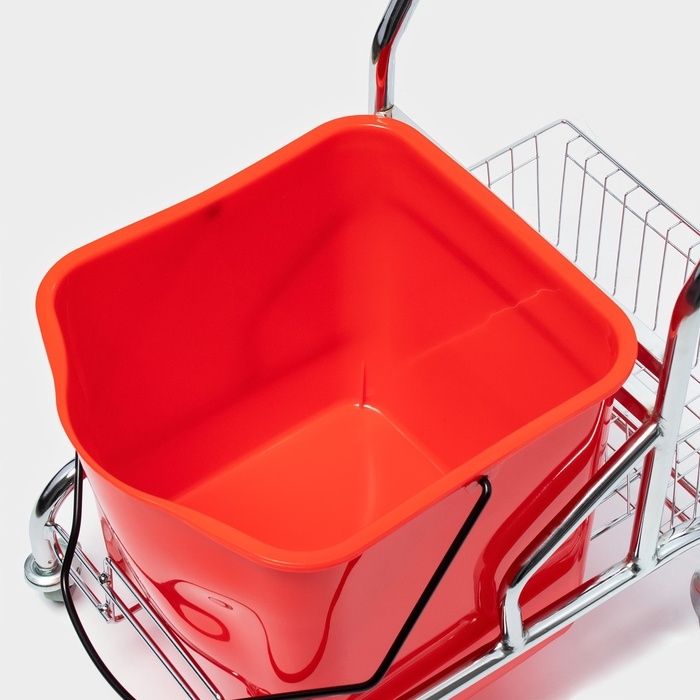 Тележка уборочная одноведерная с вертикальным и сеткой, красное ведро 25 л, хромированная рама Тележка уборочная одноведерная с вертикальным и сеткой, красное ведро 25 л, хромированная рама