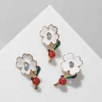 Брошь &laquo;Цветы ромашки&raquo; с божьей коровкой, цветная в золоте (неделимая фасовка 12 шт., цена за шт.)