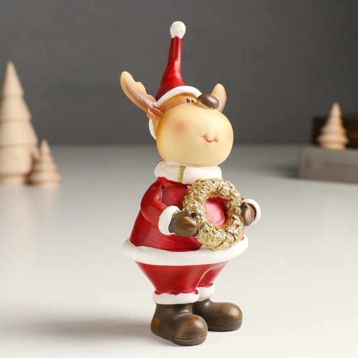 Сувенир полистоун "Лосик в красном кафтане и колпаке, с золотым венком" 8х6х16,5 см