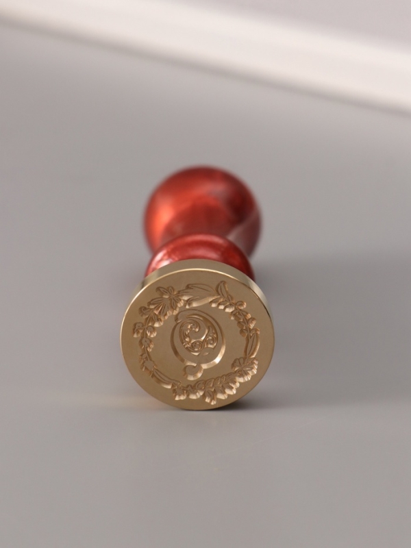 Печать для сургуча с пластиковой ручкой "Венок с буквой Q" 2,5х2,5х6,3 см