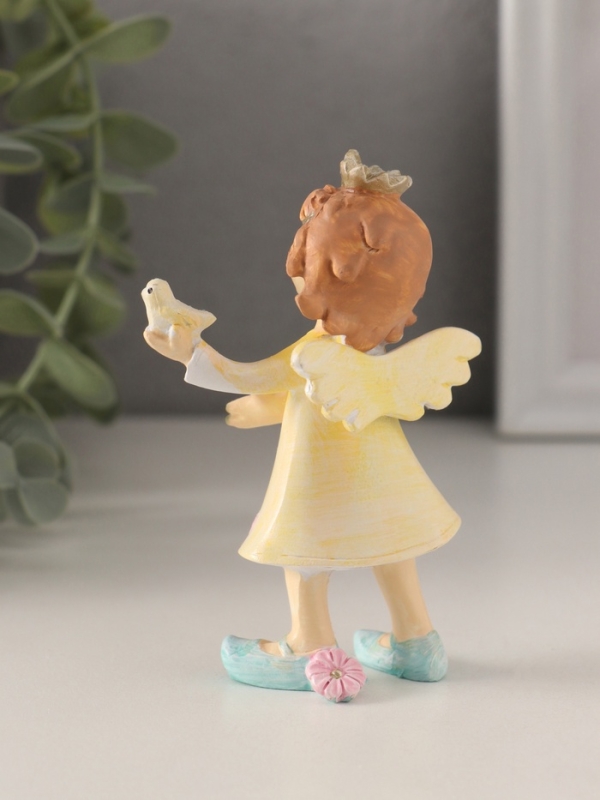 Сувенир полистоун "Принцесса-ангел в жёлтом платье с голубкой в руке" 7х4х10 см