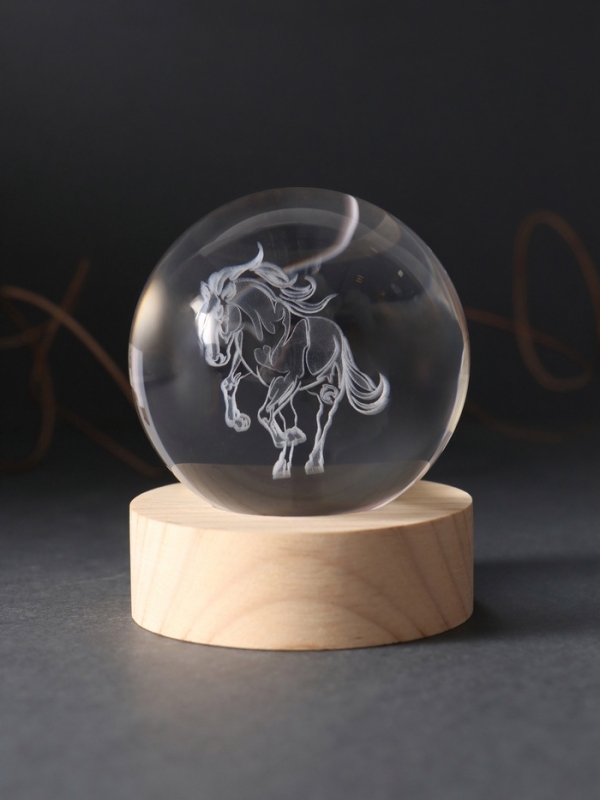 Сувенир стекло подсветка "Шар. Конь" d=6 см подставка дерево, USB