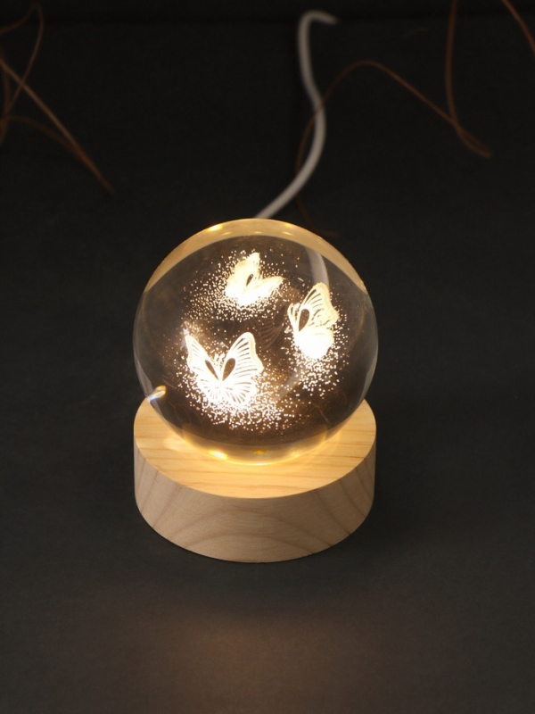 Сувенир стекло подсветка "Шар. Бабочки" d=6 см подставка дерево, USB