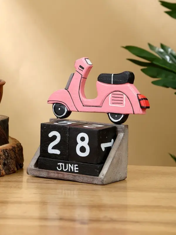 Календарь настольный "Мопед" дерево 11х5х14 см, розовый