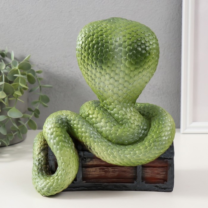 Фигурка "КОБРА НА СУНДУКЕ"  20  х 17  х 12 см.