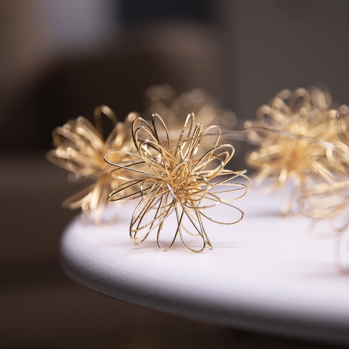 Гирлянда &laquo;Нить&raquo; роса 5 см, с насадками &laquo;Вспышка&raquo;, IP20, серебристая нить, 10 LED, батарейки ААх2 (не в комплекте), свечение тёплое белое