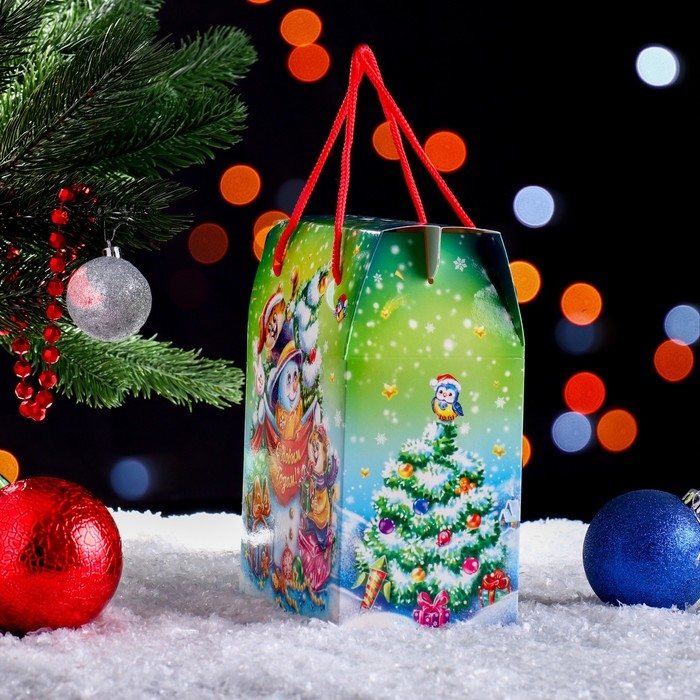 Новый год. Подарочная коробка "Котик в лесу" 15 х 10 х 20,5 см.