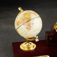 Набор настольный 6в1 (блок д/бумаг, подст. д/печати, карандашница, часы, визитница,глобус) Набор настольный 6в1 (блок д/бумаг, подст. д/печати, карандашница, часы, визитница,глобус)