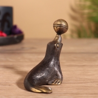 Сувенир бронза "Тюлень с мячом" 7х4х7 см