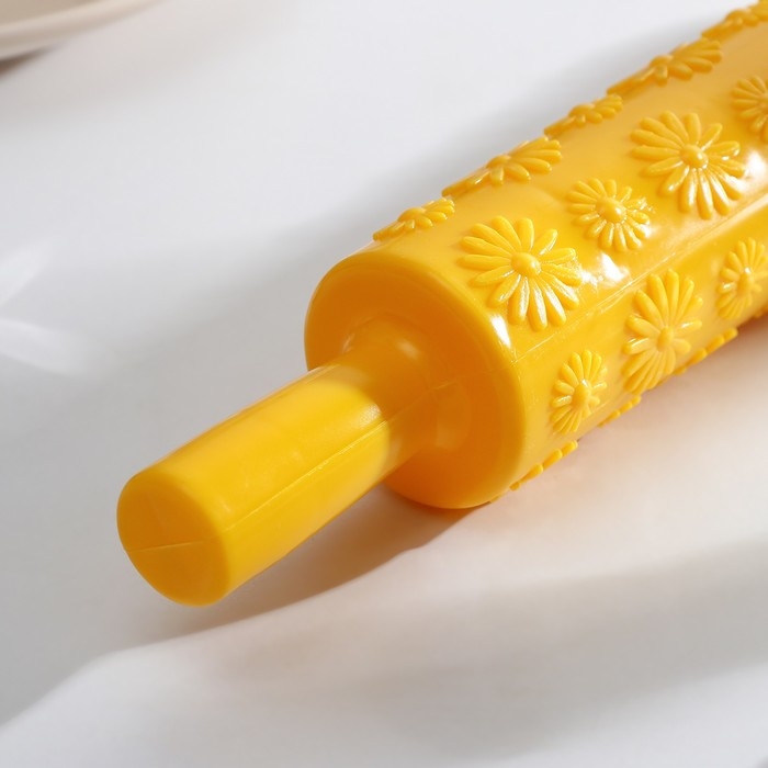 Скалка кондитерская &laquo;Ромашки&raquo;, 37 см, рабочая часть 25 см, фактурная, цвет МИКС